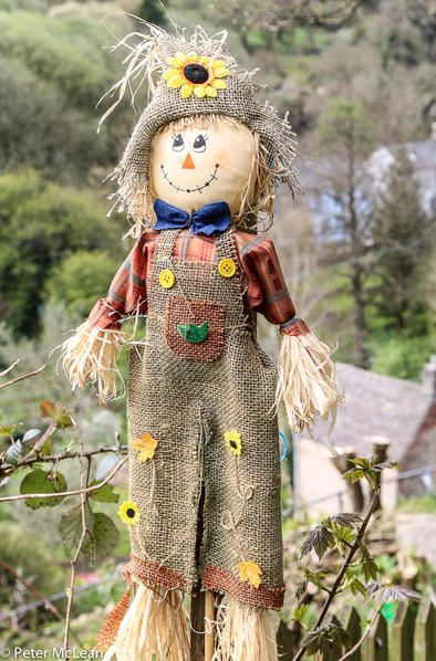 Scarecrow Craft Ideas, Handmade Scarecrows, Scarecrow Diy, Vintage Scarecrow, Primitive Fall Crafts, Shoe Rack Ideas, Halloween Decorations Diy, Scarecrow Ideas, Scarecrow Decorations