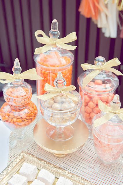 En tu mesa de dulces, adorna los jarrones con elegantes lazos / Decorate the jars on your sweet table with elegant bows Mesa Candy Bar, Table Presentation, Peach Baby Shower, Desserts Cake, Peach Party, Personal Celebration, Birthday Party Planning, Candy Table, 1st Birthday Party