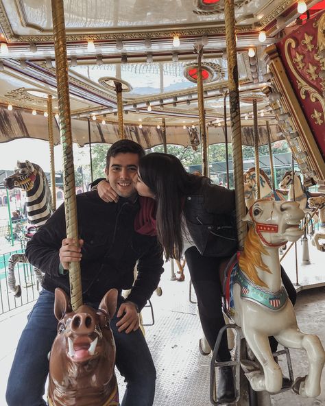 Carousel couple picture | @andreayjuanra Six Flags Couple Pictures, Amusement Park Couple Aesthetic, Six Flags Pictures Ideas, Roller Coaster Couple, Amusement Park Couple, Strings Of Fate, Girlfriends Photoshoot, 6 Flags, Fair Pictures