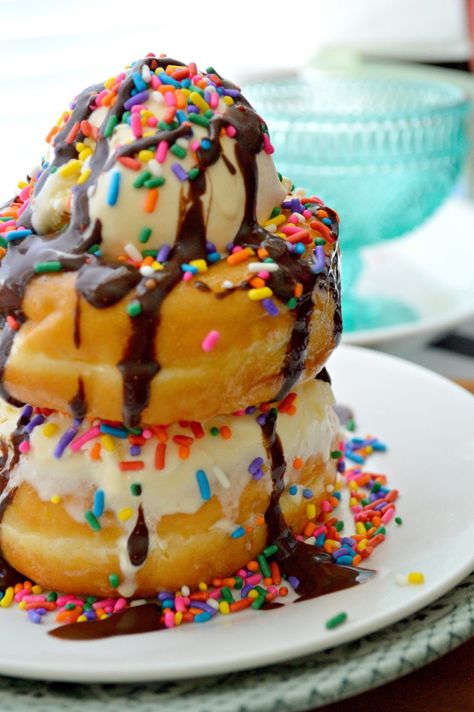 Easy To Make Donut Ice Cream Cake - Kids finished school and I thought an indulgent dessert that’s also fun to make would be perfect to start off the Summer Ice Cream Breakfast Ideas, Ice Cream Doughnut, Donught Cake, Donut With Ice Cream, Ice Cream Donut Sandwich, Donut Ice Cream Cake Birthday, Donut Sundae, Ice Cream Cake Cookie Dough, Donut Desserts