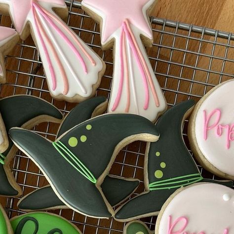 Megan on Instagram: "I had Wicked ring tones in high school. I remember my phone going off in math class to the tune of “Popular” (looking back I was probably made fun of for that one). Wicked was my absolute obsession for years. Excited to see the movie this weekend and honored to have made these cookies for my friends at @segerstromarts. 💚🩷" Wicked Sugar Cookies, Wicked Cookies, Wicked Cake, Hat Cookies, Suga Suga, Creative Cookies, Valentine Cookies, Cookie Inspiration, Cookie Exchange