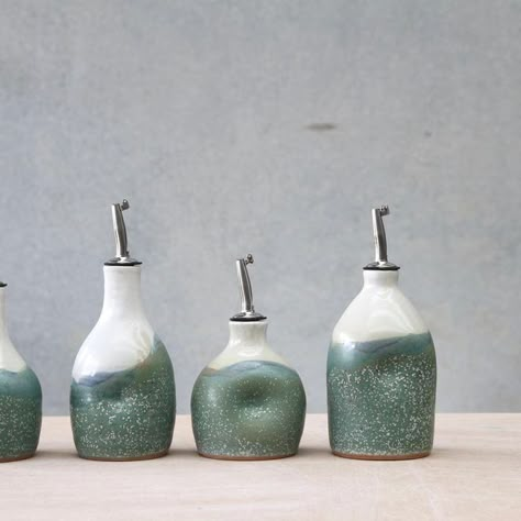 Pottery Oil Bottle, Ceramic Olive Oil Bottle, Ceramic Oil Bottle, Olive Oil Container, Ideas Ceramica, Oil Pourer, Garlic Grater, Oil Container, Glaze Combinations