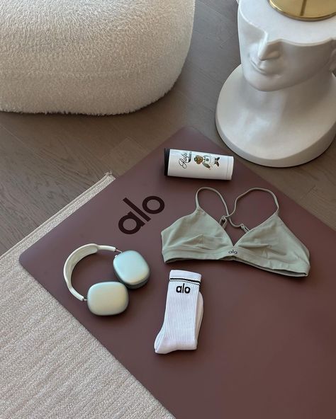 Alo Yoga (@aloyoga) • Instagram photos and videos Alo Headband, Aesthetic Sport, Alo Yoga Mat Aesthetic, Alo Yoga Mat, Alo Yoga Aesthetic, La Girl Aesthetic, Yoga Aesthetic, Gym Fit, Yoga Set