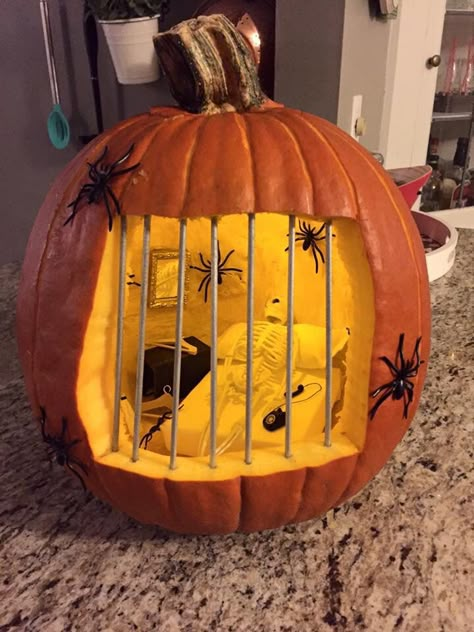 Pumpkin Jail Silly Pumpkin, Pumpkins Decorating, Halloween Pumpkin Diy, Strašidelný Halloween, Diy Pumpkins, Uhyggelig Halloween, Dulces Halloween, Creative Pumpkin Carving, Pumpkin Carving Designs