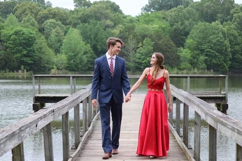 Prom Couple Poses, Couple Prom Pictures, Hoco Pictures Ideas, Prom Pictures Group, Hoco Pictures, Couple Prom, Prom Pictures Couples, Prom Picture Poses, Pictures Couples