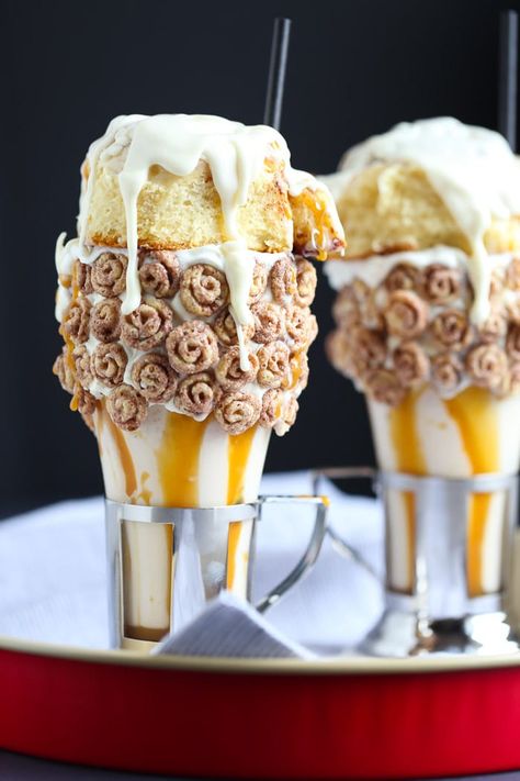 Cinnamon Roll Milkshakes ala Black Tap! CRAZY over the top, but totally delicious! Milkshake Recipe Easy, Homemade Milkshake, Ultimate Brownies, Milkshake Recipe, Cinnamon Toast Crunch, Milkshake Recipes, Easy Cinnamon, Weird Food, Cinnamon Buns