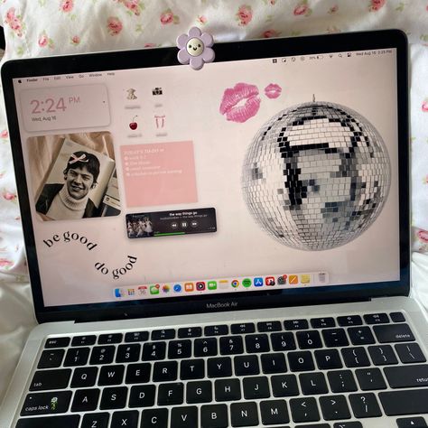 Book Mac Wallpaper, Harry Coded Wallpaper Laptop, Cute Laptop Aesthetic, Computer Wallapers Aesthetics, Laptop Widgets Wallpaper, Mac Wallpaper Pink Aesthetic, Laptop Profile Picture, Aesthetic Mac Homescreen, Laptop Wallpaper With Widgets