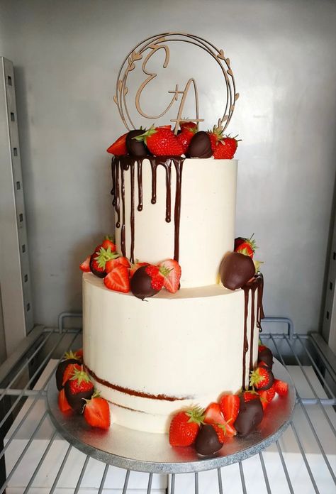 Chocolate Covered Strawberry Wedding Cake, Red Flower Cake, Red And White Cake, Strawberry Wedding Cakes, 18th Birthday Cake, Flower Red, Pretty Birthday Cakes, Covered Strawberries, White Cake