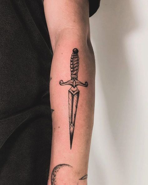 Traditional Dagger Tattoo, Masculine Tattoos, Knife Tattoo, Knuckle Tattoos, Stencil Ideas, Greek Tattoos, Dagger Tattoo, Incredible Tattoos, Stylist Tattoos