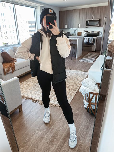 Puffer Vest Outfits For Women Streetwear, Cute Vest Outfits Fall, Cute Outfits With A Puffer Vest, Cute Outfits With Vests Winter, Puffy Vest For Women, Cute Outfits With A Black Vest, Cute Outfits With Vests Fall, Cute Fall Vest Outfits, Outfit Ideas With A Vest