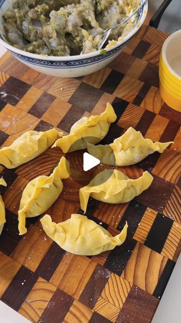 BRENDAN PANG on Instagram: "CRISPY PRAWN WONTONS 🦐🥟 Sharing this special recipe with you just in time for Lunar New Year!

Prawn Wontons
- 24 wonton wrappers
- 400g prawn tails (200g blitzed to a paste, 200g chopped into chunks)
- 1 tbsp bamboo shoots, finely chopped
- 1 tbsp chopped chives 
- 1/2 tsp minced ginger
- 1 tbsp light soy sauce 
- 1/2 tsp sesame oil
- Pinch of salt
- Dash of ground white pepper
- 1/2 tbsp oyster sauce

Spicy Mayo
- 1/2 cup kewpie mayo
- 1 tbsp sriracha
- 1 tbsp chilli oil 

Mix all the ingredients for the filling then fold wontons. Shallow fry in hot oil until crisp and golden, about 3-4 minutes. Mix together spicy mayo and serve immediately.

#prawnwontons #wontons #lunarnewyear" Prawn Dumpling Recipe, Seafood Wontons, Prawn Gyoza Recipe, Prawn Cocktail Wonton Cups, Prawn Wontons, Prawn Dumplings, Kewpie Mayo, Chilli Oil, Bamboo Shoots