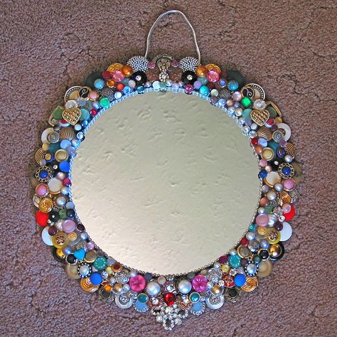 I love all of the colors in this mirror.  She did a beautiful job on this one.  A mirror to cherish and love for a long time to come. Button Creations, Button Decorations, Diy Buttons, Second Hand Stores, Button Art, Button Jewelry, Button Crafts, Old Jewelry, Diy Schmuck