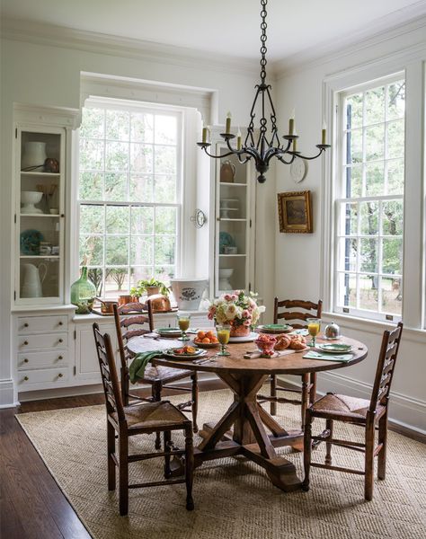 Reclaiming Bygone Grace - Victoria Magazine Antebellum Home, Casa Country, Shabby Chic Kitchen, Chic Kitchen, Country House Decor, Shabby Chic Homes, Shabby Chic Furniture, Breakfast Room, Chic Furniture