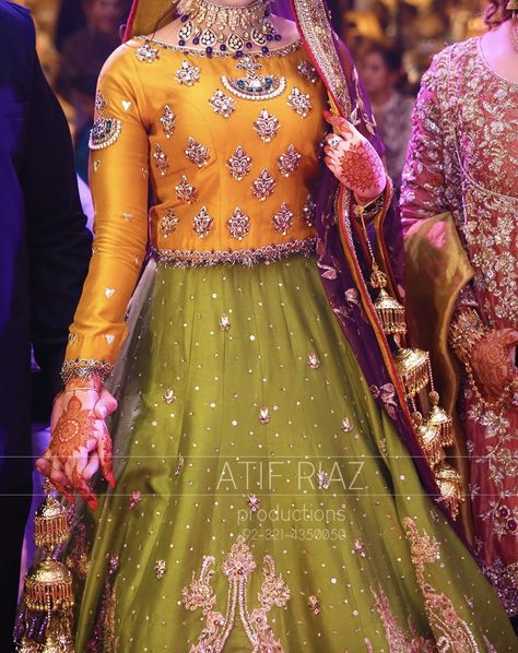 Mehndi bride Mehndi Dress For Bridal, Mehndi Bride Dress, Dress For Mehandi Function Bridal Mehndi, Lehenga Designs For Mehendi Pakistani, Mehndi Lehnga Designs, Simple Mehndi Bride, Mehandi Clothes Mehndi Outfit, Mehndi Dress Design, Simple Mehndi Dress For Bride