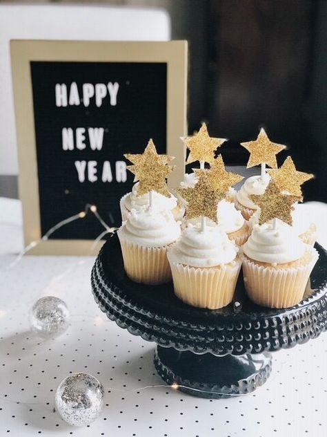 New Years Eve Cupcakes, Cupcakes Decoration Ideas, New Year Cupcakes, Diy Nye, Star Cupcake Toppers, New Years Eve Dessert, New Year's Cupcakes, New Year's Desserts, Star Cupcakes