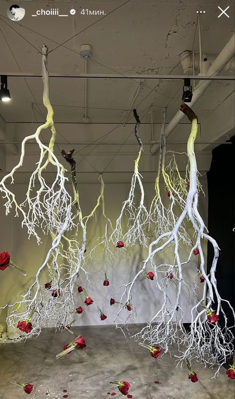 Tree Branches Centerpieces, Christmas Salon, Christmas Installation, Christmas Shop Window, Photo Zone, Store Window Displays, Flower Window, Christmas Porch Decor, Modern Flower Arrangements