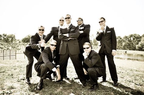 Quince Pics, Groom With Groomsmen, Groomsmen Wedding Photos, Groomsmen Photography, Groomsmen Poses, Groomsmen Photos, Funny Wedding Photos, Groomsmen Wedding, Wedding Photography Tips