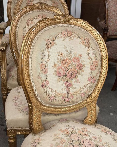 Marie Antoinette Aesthetic, Rose Chair, Architecture Antique, Princess Room, Lifestyle Aesthetic, Pink Home Decor, The Infernal Devices, Princess Aesthetic, Flowers Pink