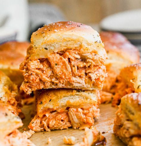 Buffalo Chicken Sliders Hawaiian Roll Buffalo Chicken Sliders, Buffalo Chicken Sliders Hawaiian Rolls, Buffalo Chicken Sliders Crock Pot, Easy Buffalo Chicken Sliders, Chicken Cacciatore Easy, Buffalo Chicken Sliders Recipes, Pumpkin Energy Balls, Buffalo Ranch Chicken, Sliders Recipes Chicken