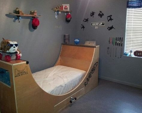 Skater bedroom Skater Room Ideas, Guy Bathroom, Skater Bedroom, Skate Room, Skateboard Bedroom, Skateboard Room, Skateboard Furniture, Skateboard Decor, Skateboarder