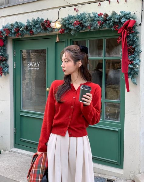 Korean Red Outfit, Red Outfit Korean, Sweater Outfits Korean, Red Outfit Ideas, Ootd Red, Red Sweater Outfit, Oversized Red Sweater, Rok Midi, Outfit Ideas Christmas