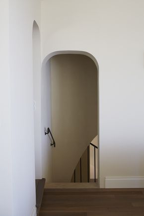 Modern Arched Doorways Interior, Curved Doorways Interior, Arch Doorway Ideas, Archway Opening, Curved Doorway, Arched Doorways Interior, Lime Plaster Walls, Open Doorway, Arch Entryway