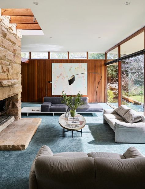 A Sydney Family’s California Modernism-Inspired 1950s House! California Modernism, Mcm Living, Timber Kitchen, 1950s House, Modernist House, Modernist Architecture, Melbourne House, Blue Living Room, Australian Homes