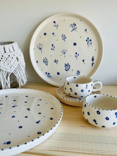 Crockery Design, Diy Pottery Painting, Simple Projects, Practical Kitchen, Blue Floral Design, Pottery Painting Designs, Crochet Tools, Diy Ceramic, Clay Crafts Air Dry