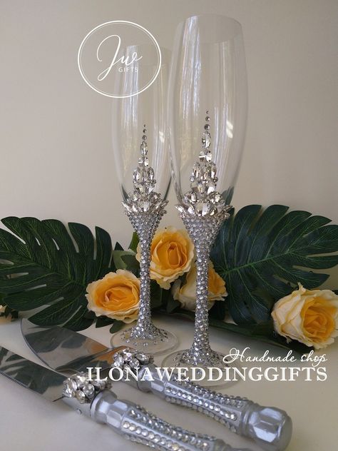 Personalized Wedding Bling Toasting Champagne Glasses Flutes Swarovski Crystals Cake Server Knife Brilliant Boho Style Tall Romantic Magic - Etsy Wedding Glassware, Rose Gold Painting, Aniversary Gifts, Wedding Wine Glasses, Wedding Champagne Glasses, Crystal Cake, Wedding Cake Server, Silver Bling, Wedding Toasts