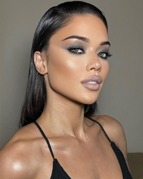 Smokey Eye Makeup Glam, Night Out Makeup Looks, Night Makeup Looks, Grey Eye Makeup, Grey Makeup, Dark Eyeshadow, Runway Makeup, Glam Makeup Look, Makijaż Smokey Eye