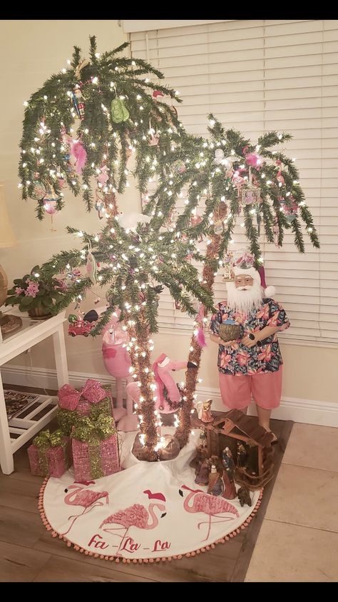 Pink Flamingo Christmas Tree, Diy Flamingo Ornament, Christmas In Hawaii Decorations, Florida Christmas Tree, Tropical Christmas Decor, Tropical Christmas Aesthetic, Flamingo Christmas Decorations, Miami Christmas, Tropical Christmas Tree