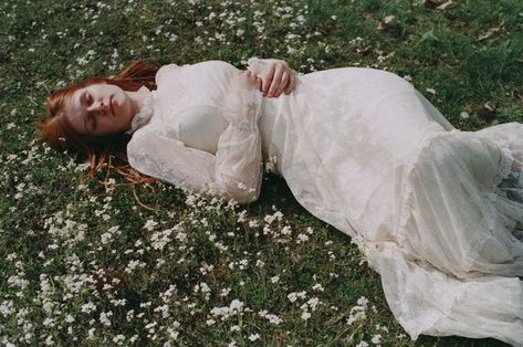 A few flowers at her feet and above her, the stars. by *Nishe Ophelia Core, Photoshoot Art, Picnic At Hanging Rock, Woman Laying, Cottage Coquette, Backyard Reception, Rennaissance Art, Vera Cruz, Lily Evans