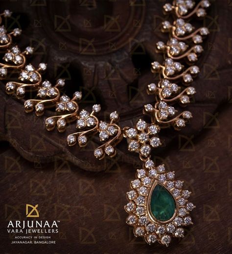 Closed Diamond Sets Indian, Simple Diamond Haram Indian, Close Setting Diamond Necklace, Pretty Gold Necklaces, Ruby Necklace Designs, Gold Pearl Jewelry, Antique Necklaces Design, Diamond Jewelry Set, Diamond Pendants Designs