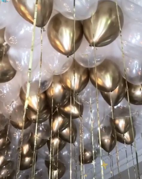 Gold Balloons On Ceiling, Helium Balloons Ceiling, Balloon On Ceiling, Golden Party Aesthetic, Gold Party Aesthetic, Glitz And Glam Party Decorations, Balloon Ceiling Decor, Ceiling Balloon Decorations, Balloons On Ceiling