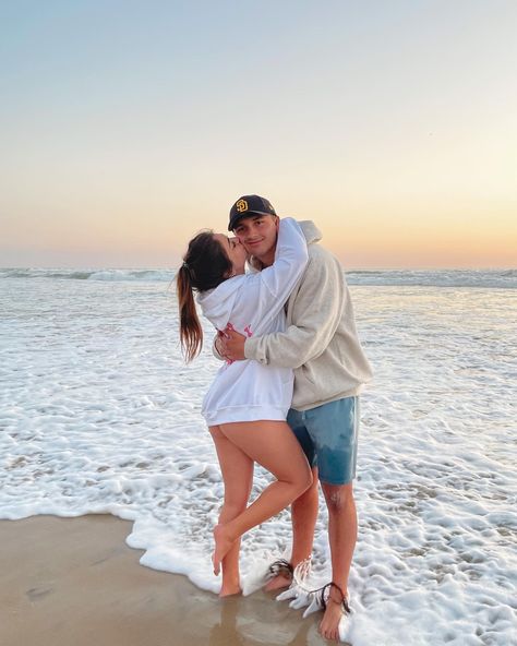 Punta Cana Couple Pictures, Beach Photo Ideas With Boyfriend, Beach Poses With Husband, Couples Beach Pictures Instagram, Vacation Pics With Boyfriend, Aesthetic Romantic Couple, Couple Beach Pictures Photo Poses, Couple Vacation Pictures, Couple Beach Poses