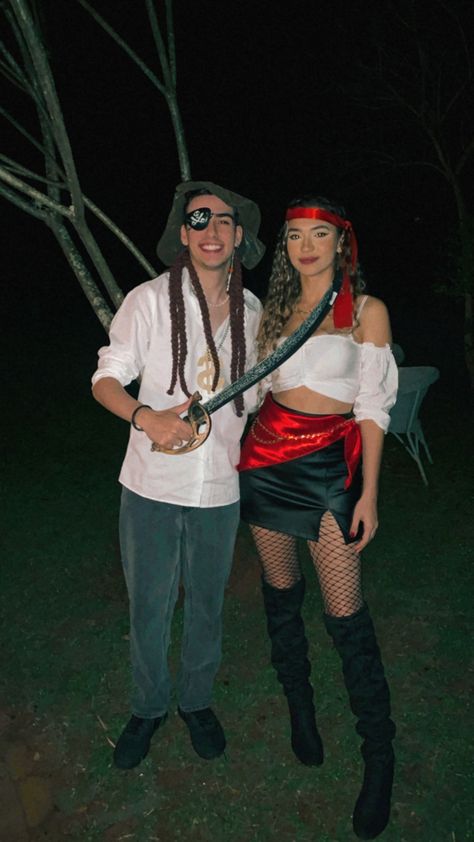 Halloween Date, Halloween Parejas, Couples Halloween Outfits, Cute Couple Halloween Costumes, Fantasias Halloween, Pirate Costume, Couple Halloween, Couple Halloween Costumes, Couples Costumes