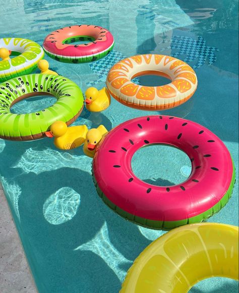 Swimming Pool Aesthetic Photo Ideas, Tropical Aesthetic Summer Vibes, Pool Party Vibes, Preppy Pool, Hello 17, Inflatable Pool Toys, Coconut Girl Aesthetic, Pool Floaties, Hawaii Party