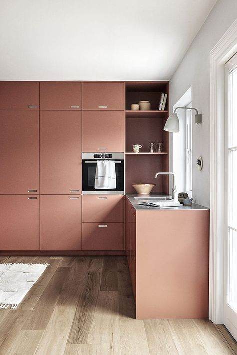 Minimal Kitchen Cabinets, Tall Ceiling Kitchen, Contemporary Wood Kitchen, Corner Kitchen Cabinet Ideas, Pink Kitchen Cabinets, Red Kitchen Cabinets, Pink Kitchen Ideas, Dark Wood Kitchen Cabinets, Contemporary Victorian