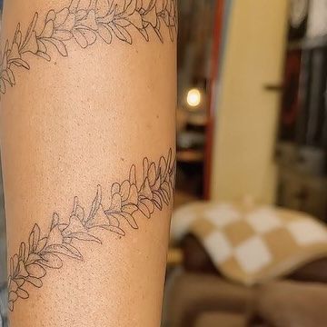 Mehana Pilago on Instagram: "Single needle plumeria wrap" Plumeria Wrap Around Tattoo, Hawaiian Line Tattoo, Plumeria Band Tattoo, Ti Leaf Lei Tattoo, Pikake Flower Tattoo, Maile Lei Tattoo, Lei Tattoo Hawaiian, Hawaiian Lei Tattoo, Ohia Lehua Tattoo