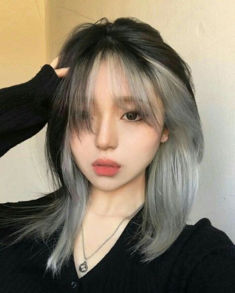 Korean Hair Dye, Two Toned Hair, Korean Hair Color, Hair Color Underneath, Peekaboo Hair, Hair Color Streaks, Asian Short Hair, Dyed Hair Inspiration, Hair Inspiration Short