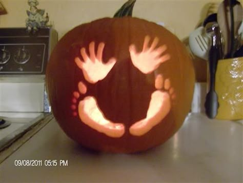 Baby's 1st Pumpkin. What a cute idea! Doingggg this! Except I'm going to use Dylan's hand and feet print the day we carve it not a pattern off the internet! Maybe another one saying 1st Halloween! Hallowen Ideas, Baby First Halloween, Shower Bebe, Theme Halloween, Baby Shower Fall, Fall Baby, First Halloween, Baby Halloween, Pumpkin Decorating