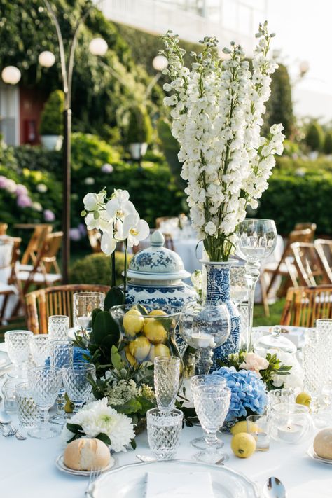 Blue And White Vases, Mediterranean Wedding, Boda Mexicana, Deco Floral, Wedding Mood, Italian Wedding, White Vases, Delphinium, Italy Wedding