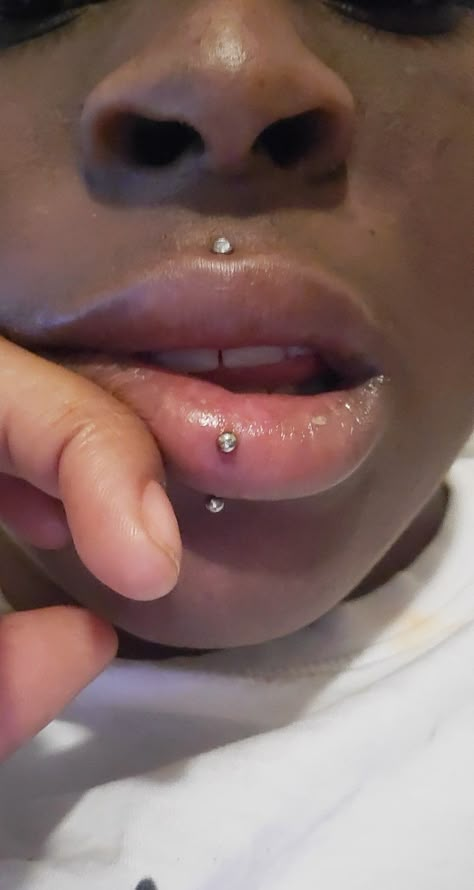 Black female vertical labret and medusa Bottom Lip Piercing On Black Women, Medusa Piercing Lip, Madussa Piercing Lip, Above Lip Piercing, Lip Piercings Black Women, Vertical Labret And Medusa, Medusa And Vertical Labret Piercing, Medusa And Labret Piercing, Medusa Piercing Small Lips