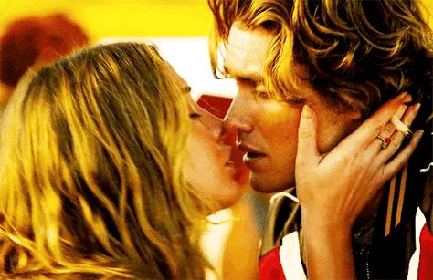 John B And Sarah First Kiss, Sarah Cameron Gif, John B And Sarah, Obx Vibes, Onion Headlines, Hayley The Originals, Outer Banks Style, Sarah Cameron, Old Married Couple