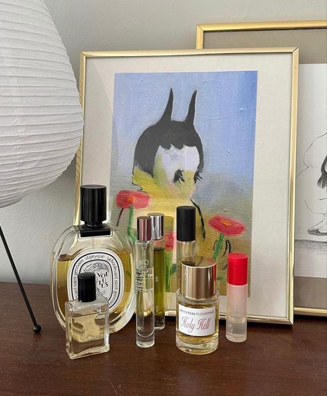 Bedroom Perfume Display, Perfume Table Aesthetic, Perfume Tray Aesthetic, Perfume Shelf Aesthetic, Perfume Collection On Dresser, Bed Side Table Decor, Future Apartment, New York Apartment, Dream Apartment