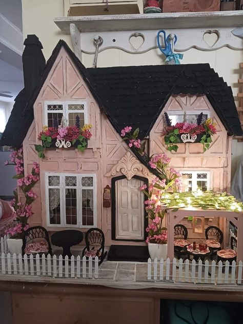 Painted Dollhouse Exterior, Dollhouse Exterior Ideas Color Schemes, Doll House Exterior, Dollhouse Exterior Ideas, Minecraft Bakery, Bungalow Dollhouse, Dollhouse Exterior, Southern Mansions, Barbie Dreamhouse