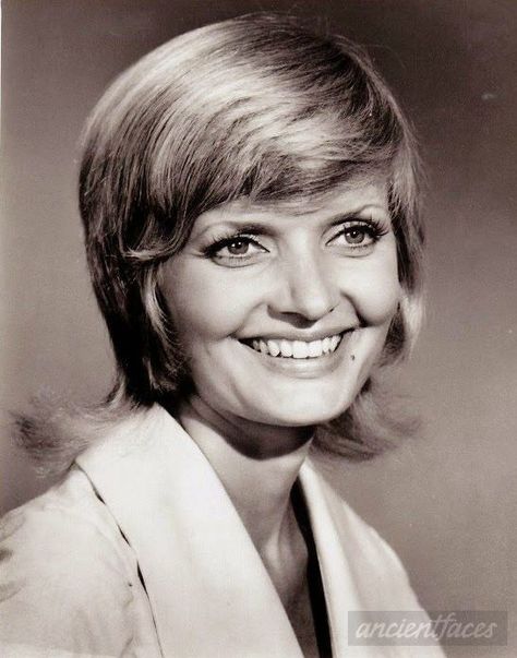 Yesterday we lost Florence Henderson, best known as Carol Brady the mom of the Brady Bunch. RIP. Read about her interesting life here: http://www.ancientfaces.com/photo/florence-henderson-carol-brady-the-brady-bunch/1307187 Carol Brady, Florence Henderson, Celebrity Recipes, Brady Bunch, Chicken Cacciatore, The Brady Bunch, Celebrity Stars, Star Pictures, Marinara Sauce