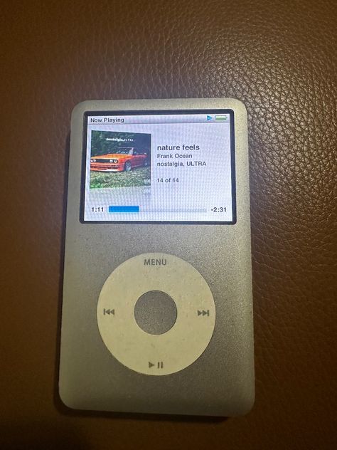 ig @9imzy Ipod Aesthetic, Ipod Music, Ipod Shuffle, Ipod Classic, Retro Gadgets, Ipod Nano, Interior Room, Instagram Music, Apple Ipod