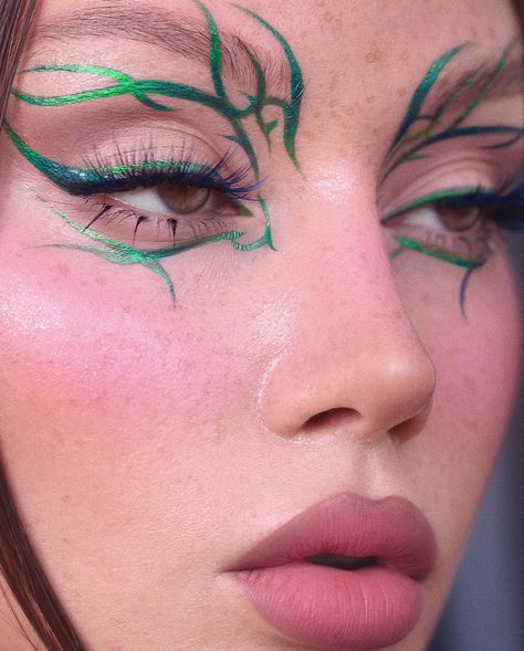 Graphic Eyeshadow Looks, Green Liner Makeup Looks, Green Graphic Eyeliner, Green Graphic Liner, Graphic Eyeliner Ideas, Graphic Eyeliner Makeup, Graphic Eyeliner Looks, Graphic Liner Makeup, Eyeliner Graphic