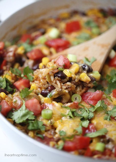 One Pot Burrito Bowls Recipe One Pot Burrito, Beef Burrito, Bowl Recipes Easy, Burrito Bowls Recipe, Rice And Beans, Diner Recept, Burrito Bowls, Burrito Bowl, Dinner Menu